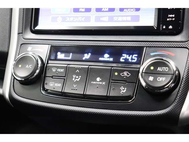 ナノイー付きのオートエアコンで清潔で快適な車内空調です。