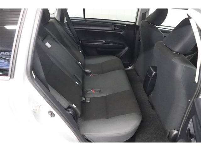 後席シートは分割可倒式。乗せる荷物や乗車人数に合わせて片側ずつ倒すことが出来ます。