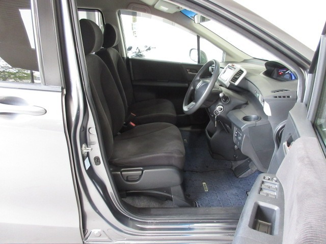 すわり心地の良い運転席・助手席です。長時間のドライブの疲れ軽減に貢献します。どうぞ快適なドライブを♪