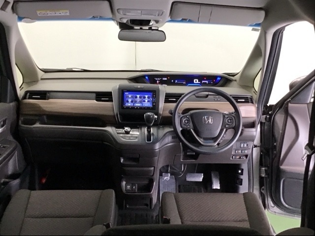 パーキングブレーキはフット式なので運転席と助手席の間はすっきり、移動も楽々です。さっと手が届く位置にATセレクトレバーやエアコンスイッチなどがあり操作性に優れています