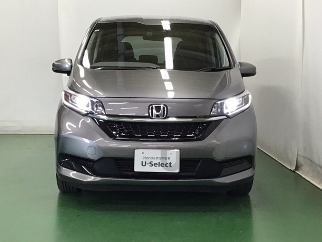 LEDヘッドライトを装備しています。LEDヘッドライトはとても明るく、雨の日や夜間走行も安全・安心です。オートライトコントロール付きで周囲の明るさに応じて自動で点灯・消灯します