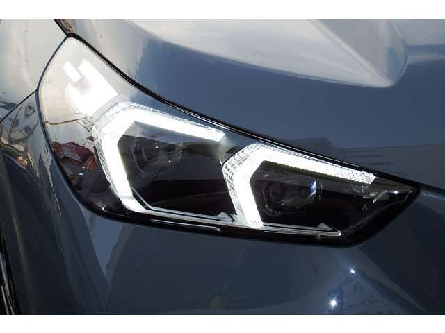 【LEDライト】先進のLEDテクノロジーを採用し、夜間はもちろん、悪天候の日中でも優れた帰任性を発揮し走行安全性を高めます