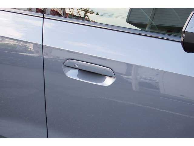 車の乗り降りの際に必ず触るドアハンドルです。使用感が気になる方はお気軽にお申し付けくださいませ。