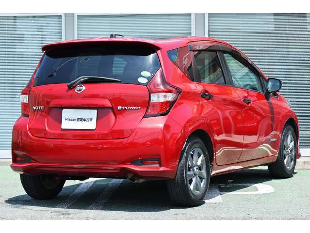 1年間無料保証の「ワイド保証」とプラス2年最長3年の組み合わせ「ワイド保証プレミアム」も お選び出来ます。走行距離無制限！全国3000か所の日産サービス工場ご利用可能です。