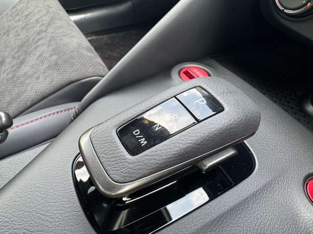 9速オートマチックトランスミッションを採用し、加速レスポンスと燃費性能を高次元で両立。NISMO専用チューニングにより、高速域でのギア選択もスムーズかつ鋭く、スポーツドライビングを存分に楽しめます。