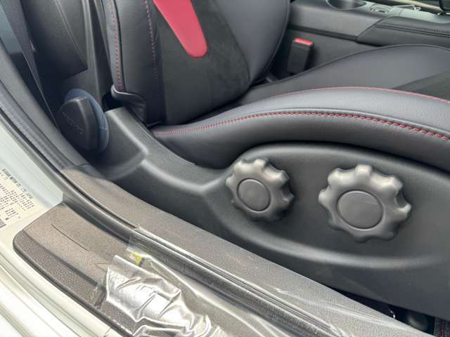 ★シートリフター★お乗りになる方に合わせてドライブシートの座面の高さをお好みの位置に調整できます！自分の目線にあった高さに調整して安全で快適なドライブを楽しめます！