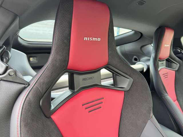 NISMO専用RECAROスポーツシートを装備。精悍なブラック×レッドのツートーンに、本革とアルカンターラの異素材コンビが映える、見た目にもこだわったインテリアです。