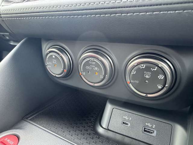 ★オートエアコン★任意に設定して頂いた車内室温を保ってくれます！寒かった暑かったりでわざわざ調整することもなくなりますので、運転に集中出来ます。あると嬉しい機能のひとつです。