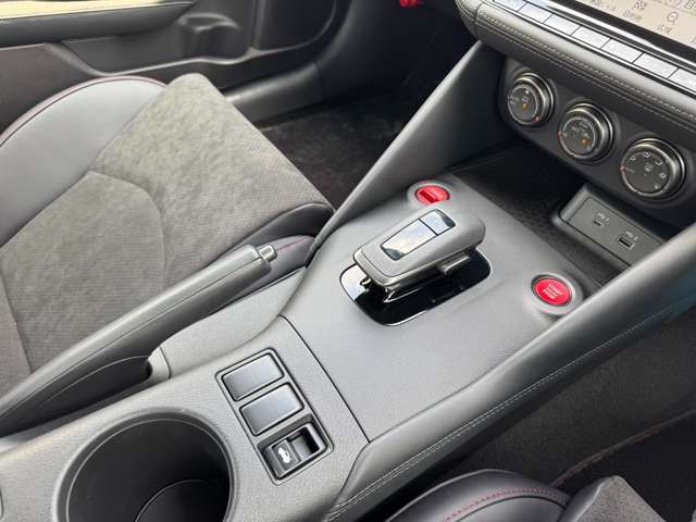 9速オートマチックトランスミッションを採用し、加速レスポンスと燃費性能を高次元で両立。NISMO専用チューニングにより、高速域でのギア選択もスムーズかつ鋭く、スポーツドライビングを存分に楽しめます。