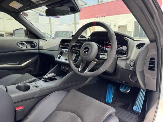 RECARO製フルバケットタイプのスポーツシートを標準装備。革×アルカンターラのコンビ仕立てにより、激しいコーナリング時も身体をしっかりホールドし、ドライビングに集中できます。