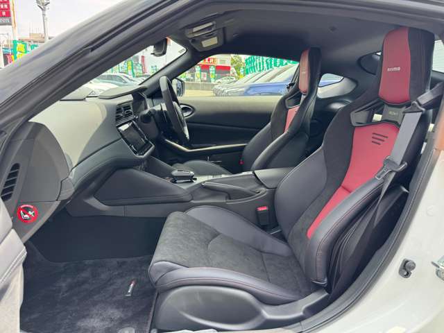 RECARO製の専用スポーツシートを採用。ブラック×レッドのツートーンカラーに、上質な本革とアルカンターラを組み合わせたNISMO専用仕様で、ホールド性と高級感を両立しています。