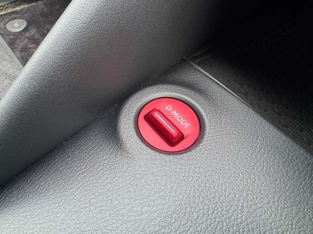 走行シーンに応じてパフォーマンス特性を切り替えられるD-MODEスイッチを搭載。NISMO専用チューニングが施された“SPORT+”モードでは、鋭いアクセルレスポンスと変速制御で刺激的なドライビングを実現します。