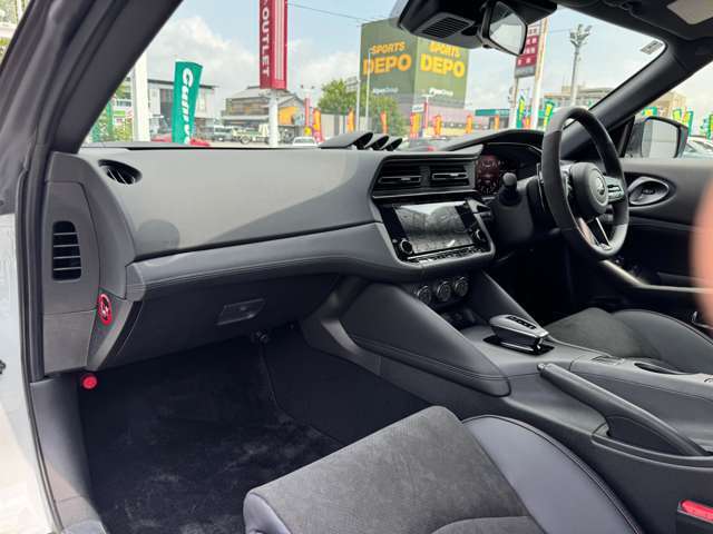 RECARO製フルバケットタイプのスポーツシートを標準装備。革×アルカンターラのコンビ仕立てにより、激しいコーナリング時も身体をしっかりホールドし、ドライビングに集中できます。