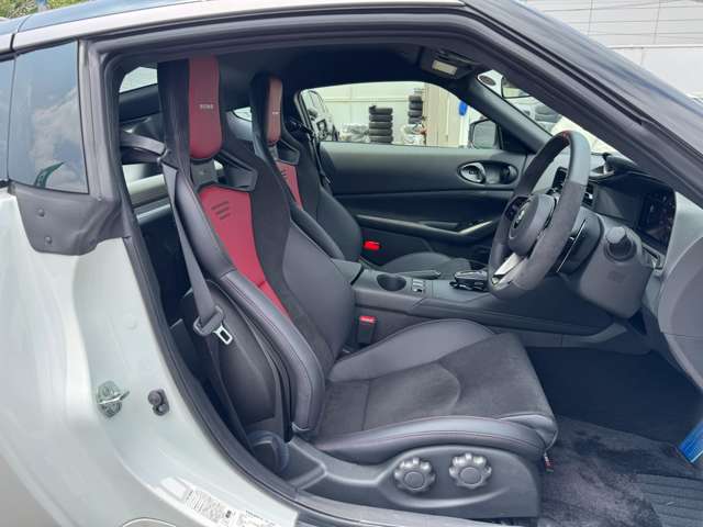 RECARO製の専用スポーツシートを採用。ブラック×レッドのツートーンカラーに、上質な本革とアルカンターラを組み合わせたNISMO専用仕様で、ホールド性と高級感を両立しています。