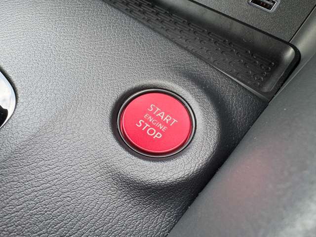 スマートキー連動のプッシュエンジンスタートを搭載。キーを取り出さずにワンタッチでエンジン始動が可能です。
