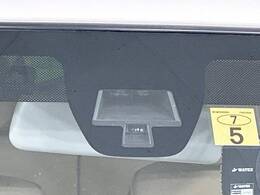【スズキ　レーダーブレーキサポート】走行中に前方の車両等を認識し、衝突しそうな時は警報とブレーキで衝突回避と被害軽減をアシスト。より安全にドライブをお楽しみいただけます。