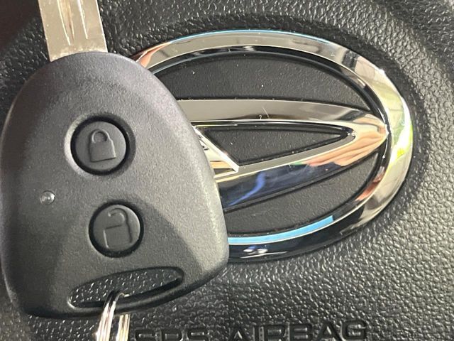 【キーレス】少し離れた場所からでもボタン一つでドアの開錠・施錠ができるのでとっても便利！ドアの鍵穴周りに傷をつけることもありません♪