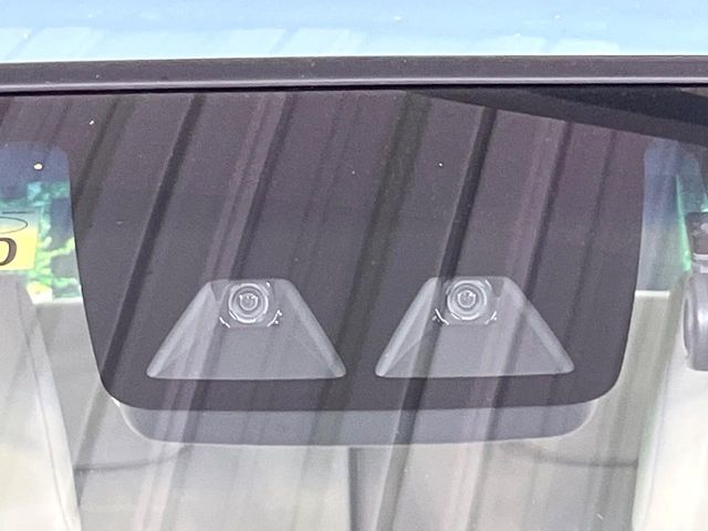 【スマートアシスト】走行中に前方の車両等を認識し、衝突しそうな時は警報とブレーキで衝突回避と被害軽減をアシスト。より安全にドライブをお楽しみいただけます。