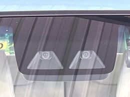 【スマートアシスト】走行中に前方の車両等を認識し、衝突しそうな時は警報とブレーキで衝突回避と被害軽減をアシスト。より安全にドライブをお楽しみいただけます。
