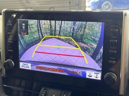 【バックカメラ】駐車時に後方がリアルタイム映像で確認できます。大型商業施設や立体駐車場での駐車時や、夜間のバック時に大活躍！運転スキルに関わらず、今や必須となった装備のひとつです！