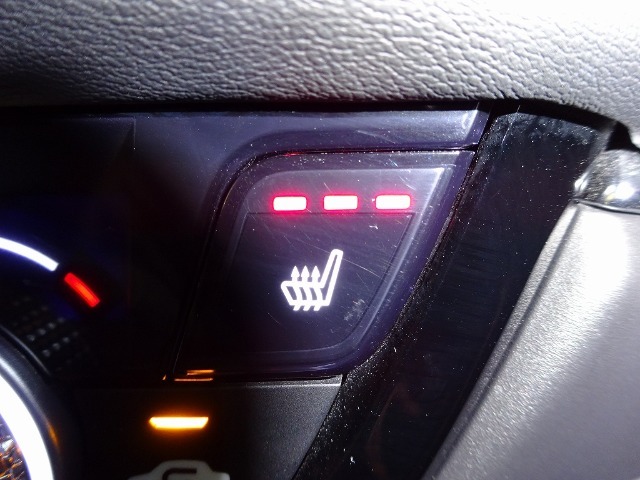 体を直接温めてくれるシートヒーターが装備されています。暖かくなるまでの時間も早いので寒い朝でも苦になりません。