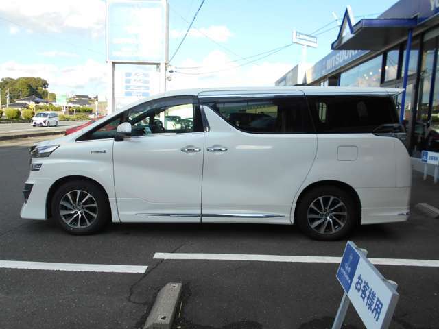 両側パワースライドドアで乗り降り＆荷物の乗せおろしも楽々です。