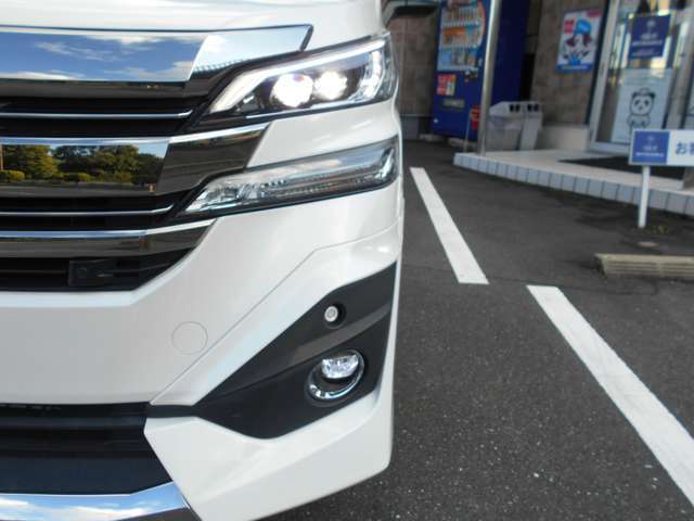 オートハイビーム機能が搭載されていますので、前方の状況に応じて自動的にロービームとハイビームを切り替えてくれます。ボタン一つで機能をオフにすることができます。