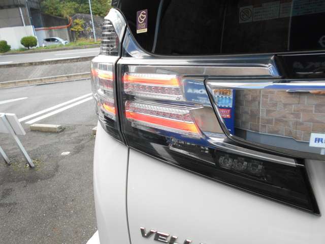 オートライト機能が搭載されていますので、周囲の明るさに合わせてライトの点灯/消灯を自動的に行ってくれます。