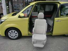 電動で助手席が回転し、車外へスライドダウン。