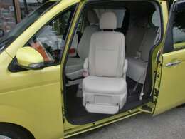 からだをひねる必要がなく、スイッチひとつで回転・昇降するシートに乗り降りはおまかせ。