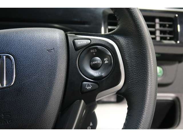 Hondaセンシングの機能のひとつ、アダプティブクルーズコントロール付！アクセルから足を離しても設定したスピードと前車との車間を保ち走行してくれます！車線維持もアシスト☆高速道路で疲労軽減ですね☆