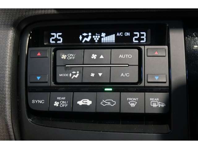 オートエアコンは左右席で独立温度コントロールが可能です。運転席はキンキンに冷やして助手席はマイルドにと言った設定が可能です☆暑さ寒さでケンカすることもなくなりますね♪