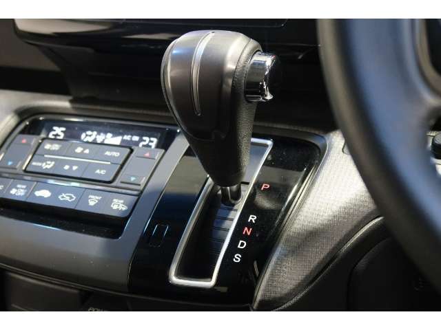 インパネシフトだから視線の移動も少なく足元もスッキリ♪運転席もゆったりしているのでゆとりを持ってドライブできますね！