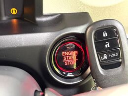 【Hondaスマートキー】カバンやポケットに入れたままでもドアの施錠・解錠が可能なスマートキーを装備。エンジンのオン・オフ時もカギを取り出す必要が無いからとっても便利です♪