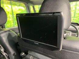 【後席モニター】家族や友人とお出かけする機会が多い方に大人気の後席モニターを装備！見やすい位置に画面がありテレビやDVDの視聴も快適！友達もお子様も、後席にしか乗らなくなるかも？？