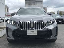 【キドニーグリル】BMWは約90年もの間、ほぼ全ての車両にひと目でBMWだと分かるこの特徴的なフロントグリルが備えられ、デザイン・アイコンとして親しまれてきました。