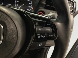 【アダプティブ・クルーズ・コントロール】予め設定した車速内でクルマが自動的に加減速。 前走車との適切な車間距離を維持しながら追従走行し、高速道路でのドライバーの疲労を軽減してくれる嬉しい機能付♪