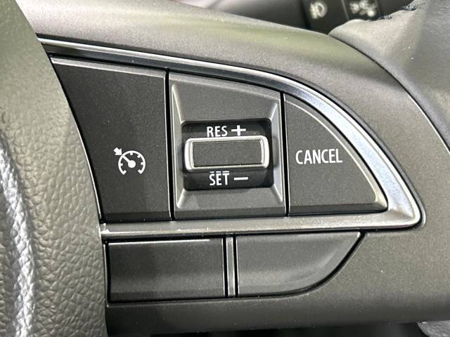【クルーズコントロール】高速道路もラクラク走行。アクセルを離しても一定速度で走行ができ、長距離運転時の負担を軽減！加速・減速も簡単なスイッチ操作で調整できます。