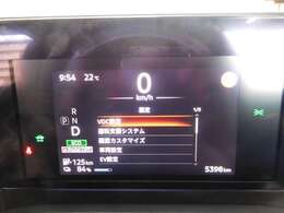 デジタルスピードメーターを上側に装備　中央ディスプレイには運転支援システム等を表示