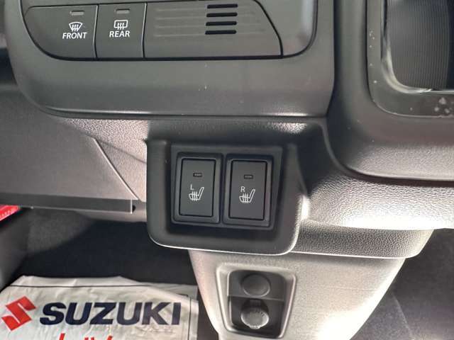 シートヒーターは運転席助手席の両側に装備されております！