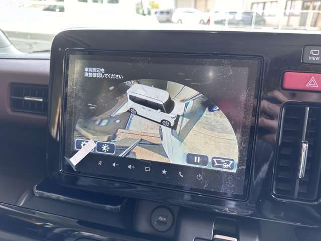 全方位モニターが装備されておりますので、発進前に車両の周辺を見回してくれます！