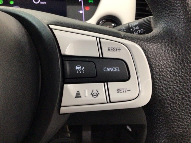 【アダプティブ・クルーズ・コントロール】予め設定した車速内でクルマが自動的に加減速。 前走車との適切な車間距離を維持しながら追従走行し、高速道路でのドライバーの疲労を軽減してくれる嬉しい機能付♪