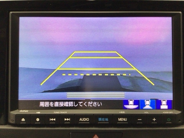 【バックカメラ】運転が苦手な方も車庫入れラクラクです！ギアをリバースに入れれば自動的に切り換わりますので、面倒な操作は不要です♪狭い駐車場もお車を傷つけず安心ですね！
