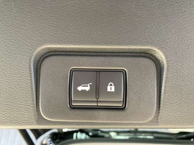 【パワーバックドア】運転席やスマートキーのボタンを押すだけでリアゲートが自動で開閉します！荷物を持っている時や、高い位置にあるバックドアを閉める際に便利な機能です。