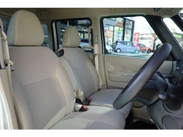 運転席の画像です。ハイトアジャスターを装備しています。
