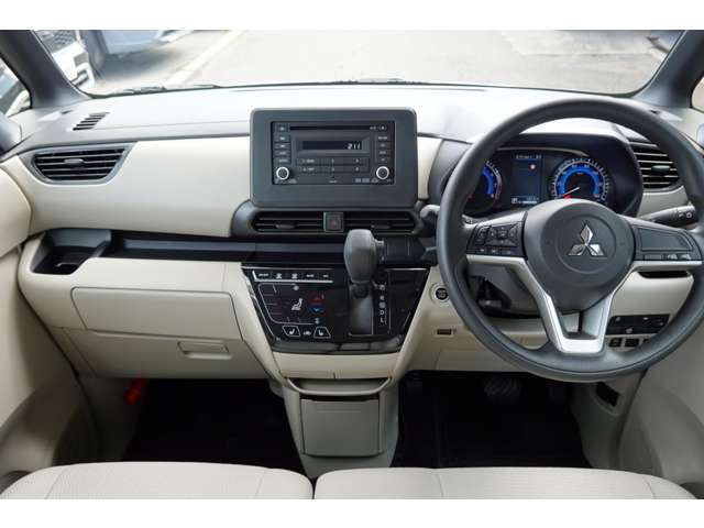 豊富な便利を手が届く距離に！必要な時にサッと引き出せるセンタートレイ。折り畳み傘がすっぽり入るアンダートレイなど便利なBOXなども