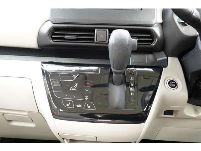 シフトレバーとエアコン操作パネルが一体化。　　　快適な空間に。