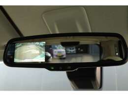 後ろの状態が社内を通さず見られる、デジタルルームミラーです。