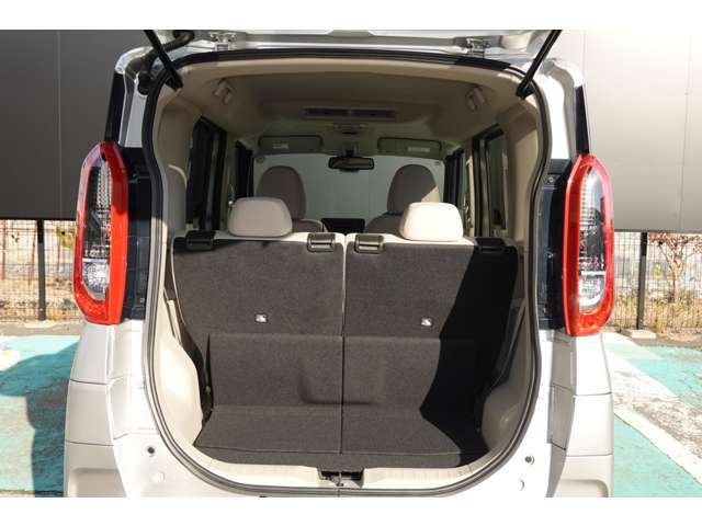 シートをたたむことで広々としたラゲッジスペースを設けることができます。