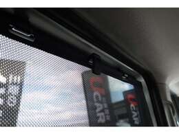 太陽の光を遮るリヤロールサンシェード